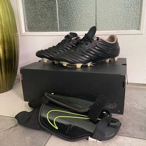 ⚽️ Adidas soccer cleats EUC women 7.5